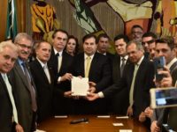 Bolsonaro entrega a deputados a reforma da Previdência