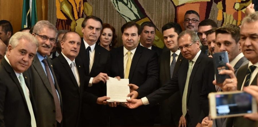 Bolsonaro entrega a deputados a reforma da Previdência