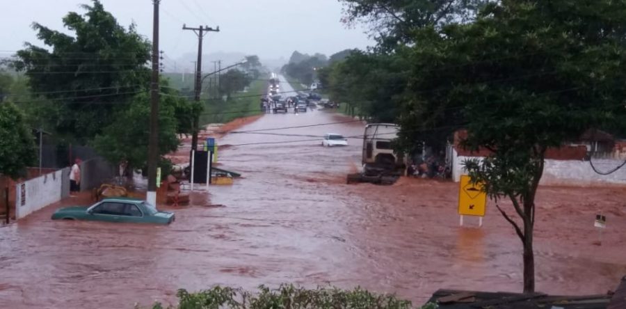 Chuva torrencial assusta Itaporã e Dourados