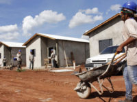 Famílias que viviam em barracos podem dormir tranquilas em casas de alvenaria construídas com as próprias mãos