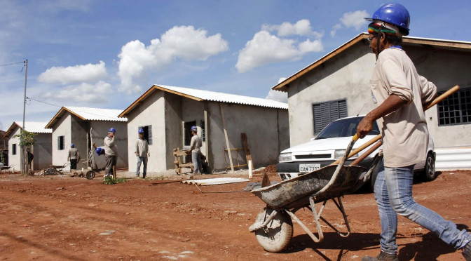 Famílias que viviam em barracos podem dormir tranquilas em casas de alvenaria construídas com as próprias mãos