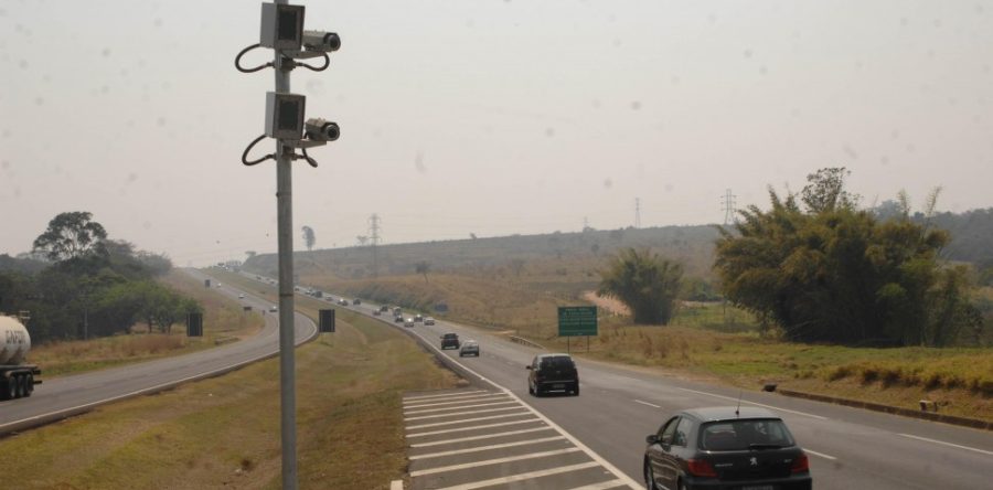 Bolsonaro cancela instalação de 8 mil radares em estradas do país