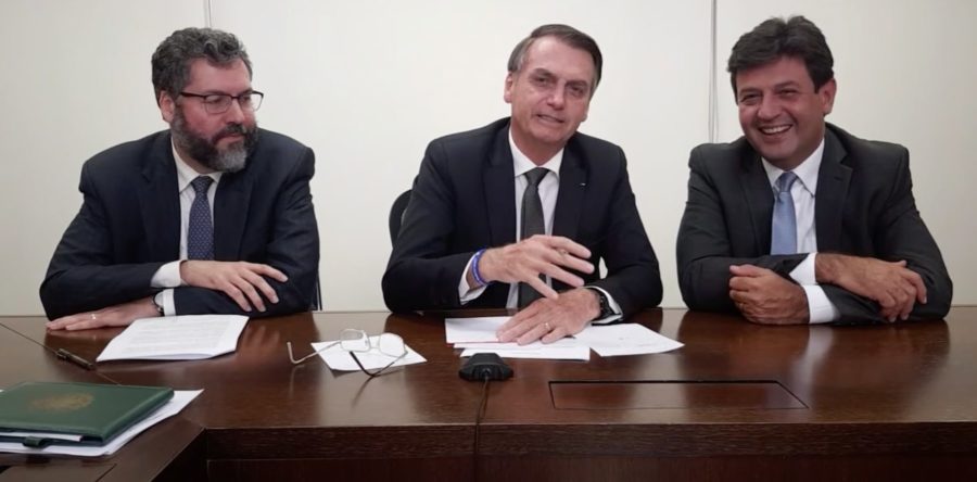 Bolsonaro anuncia 13º do Bolsa Família na semana que vem durante a live da semana