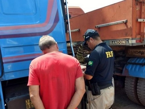 Caminhoneiro é preso com mais de 20 tabletes de cocaína