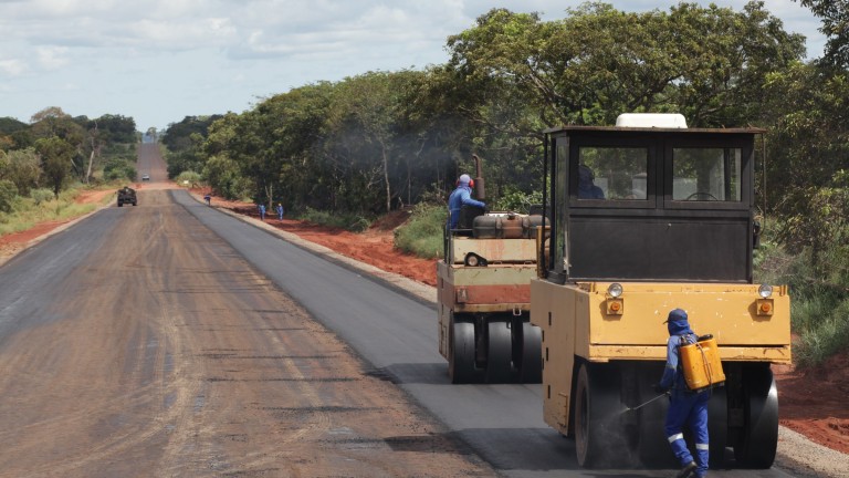 PREFEITURA INICIA PAVIMENTAÇÃO DO ÚLTIMO TRECHO SEM ASFALTO DO MACROANEL RODOVIÁRIO