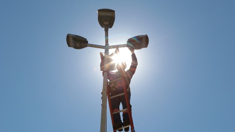 PREFEITURA ECONOMIZA QUASE R$ 1 MILHÃO MENSAL COM INSTALAÇÃO DE 46.250 LÂMPADAS DE LED