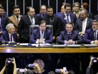 BOLSONARO VAI APÉ DO PALÁCIO À CAMARA HOMENAGEAR HUMORISTA DO SBT