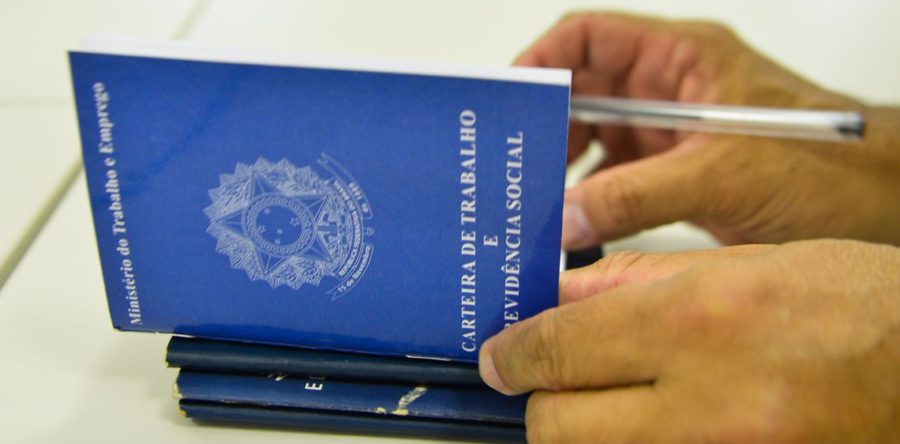 DEPOIS DE QUATRO ANOS EM QUEDA, CARTEIRA ASSINADA VOLTA A CRESCER