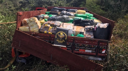 CAMINHÃO É ABANDONADO COM QUASE 4 TONELADAS DE MACONHA EM IGUATEMI