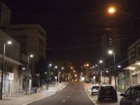 RUA 14 DE JULHO COMEÇA A GANHAR NOVA ILUMINAÇÃO COM LÂMPADAS DE LED E MUDANÇA AGRADA POPULAÇÃO