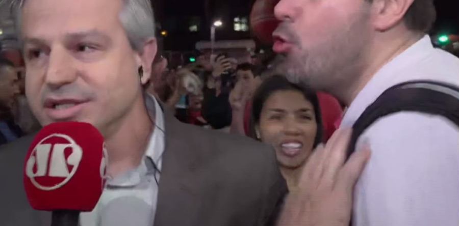 EQUIPE DE REPORTAGEM DA JOVEM PAN É CERCADA E AGREDIDA DURANTE ATO DA ESQUERDA EM SP