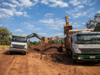 COM 10 MIL METROS CÚBICOS DE AREIA JÁ RETIRADOS, DESASSOREAMENTO DE LAGO DEVE TERMINAR NA TERÇA-FEIRA