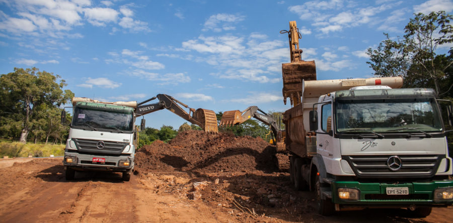 COM 10 MIL METROS CÚBICOS DE AREIA JÁ RETIRADOS, DESASSOREAMENTO DE LAGO DEVE TERMINAR NA TERÇA-FEIRA