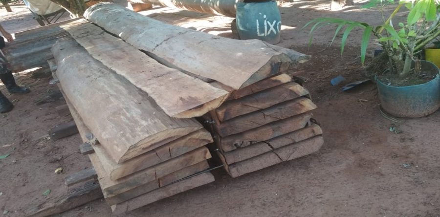 POLICIA AMBIENTAL AUTUA ASSENTADO EM 3 MIL POR EXPLORAÇÃO DE MADEIRA EM ÁREA PROTEGIDA