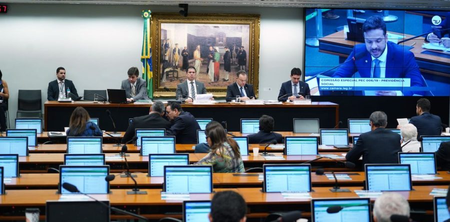 EM CLIMA TRANQUILO, DEPUTADOS DEBATEM REFORMA PELO SEGUNDO DIA