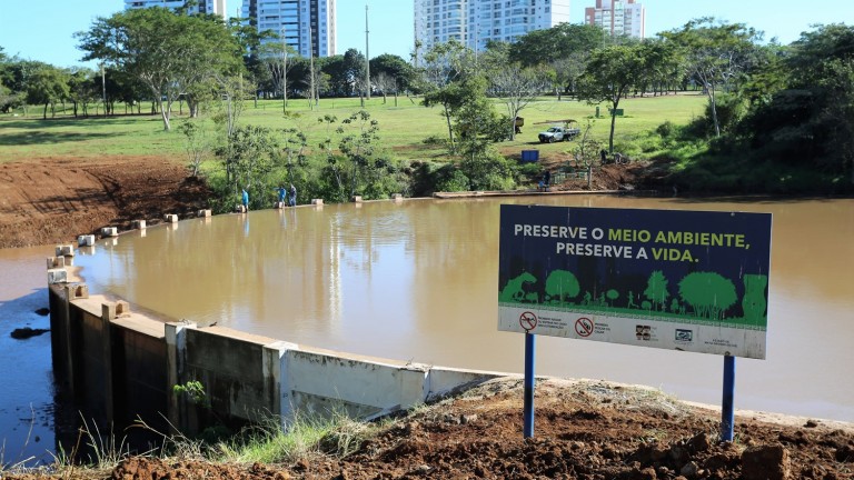 APÓS RECUPERAR LAGO MENOR, EQUIPES INICIAM DESASSOREAMENTO DO LAGO PRINCIPAL