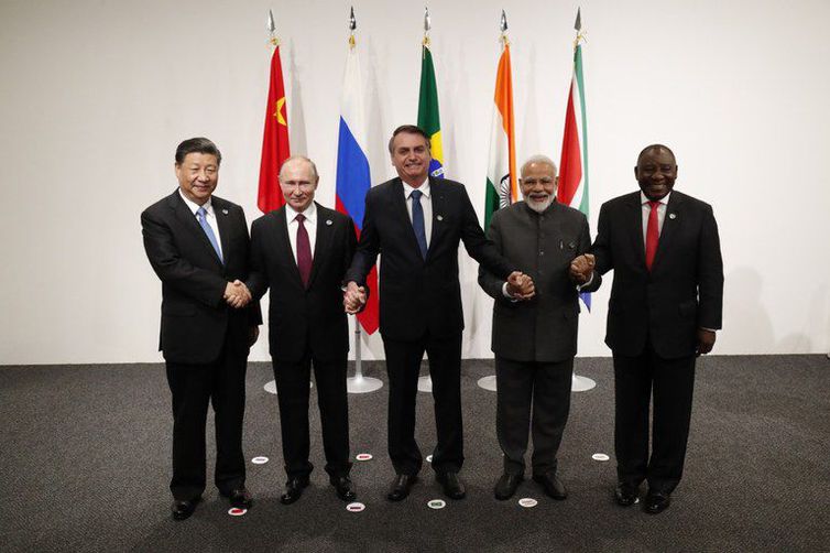 BOLSONARO DIZ QUE SE EMPENHARÁ POR MAIOR COOPERAÇÃO ENTRE O BRICS