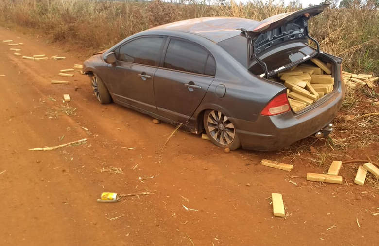 CARRO CARREGADO COM QUASE 1 TONELADA DE MACONHA COLIDE CONTRA CERCA EM FUGA