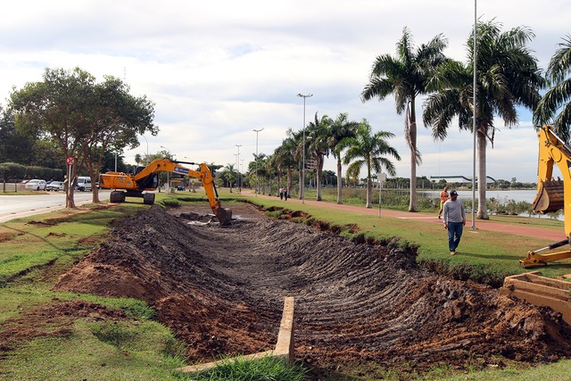 MEIO AMBIENTE REALIZA LIMPEZA DE BACIA DE CONTENÇÃO DA LAGOA MAIOR EM TRÊS LAGOAS