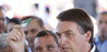 BOLSONARO DEFENDE REDUÇÃO DA CARGA TRIBUTÁRIA
