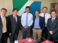 EM BRASÍLIA, PREFEITO APRESENTA A MINISTRO INDICAÇÃO PARA CONSTRUÇÃO DO HOSPITAL MUNICIPAL