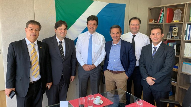 EM BRASÍLIA, PREFEITO APRESENTA A MINISTRO INDICAÇÃO PARA CONSTRUÇÃO DO HOSPITAL MUNICIPAL