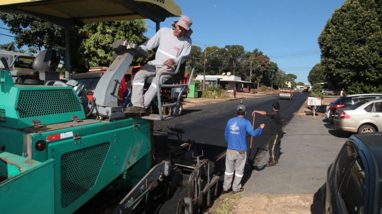 APÓS 30 ANOS DE ESPERA, RESIDENCIAL BELLINATE ESTÁ PAVIMENTADO E AVENIDA DE ACESSO É RECAPEADA