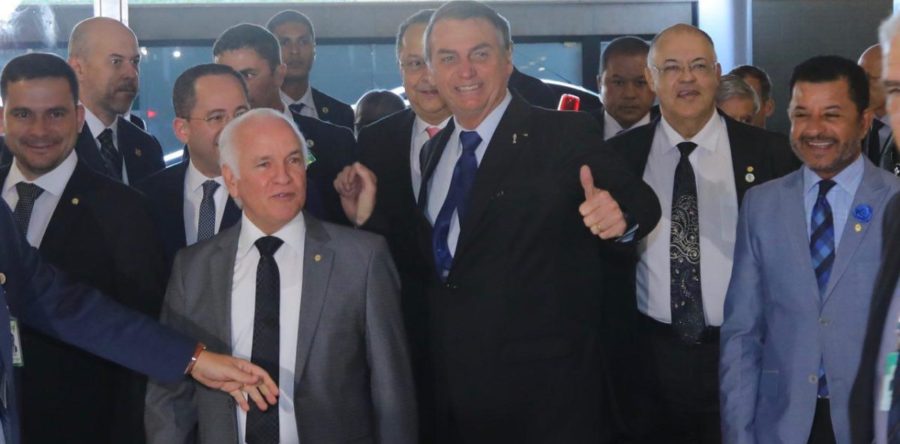 BOLSONARO DIZ QUE INDICARÁ EVANGÉLICO PARA STF