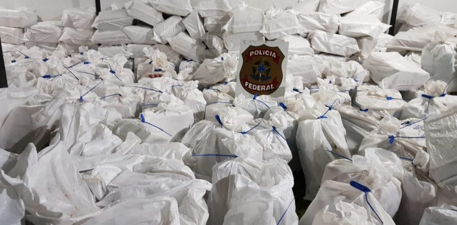 PF APREENDE MAIS DE 7 TONELADAS DE MACONHA ESCONDIDA EM CARREGAMENTO DE MILHO