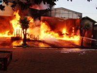 INCÊNDIO DE GRANDE PROPORÇÃO DESTRÓI DEPÓSITO E LOJA DE AUTO PEÇAS EM NOVA ANDRADINA