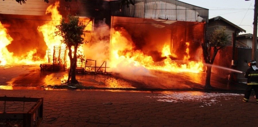INCÊNDIO DE GRANDE PROPORÇÃO DESTRÓI DEPÓSITO E LOJA DE AUTO PEÇAS EM NOVA ANDRADINA