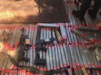 TRÊS PESSOAS SÃO PRESAS COM 1,5 TONELADA DE MACONHA E 1 AK-47