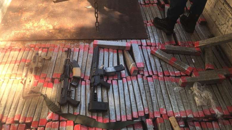 TRÊS PESSOAS SÃO PRESAS COM 1,5 TONELADA DE MACONHA E 1 AK-47