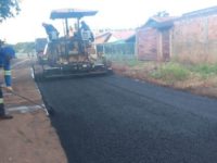 PREFEITURA CONCLUI FRENTE DE ASFALTO QUE ATENDE QUATRO BAIRROS