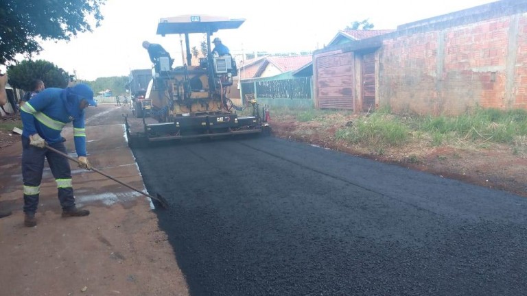 PREFEITURA CONCLUI FRENTE DE ASFALTO QUE ATENDE QUATRO BAIRROS