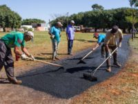 PREFEITO VISTORIA PISTA DE CAMINHADA E ANUNCIA REVITALIZAÇÃO EM SEIS PRAÇAS