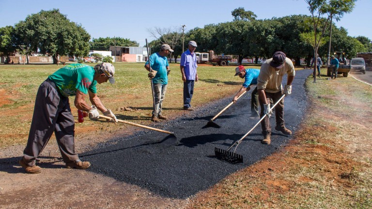 PREFEITO VISTORIA PISTA DE CAMINHADA E ANUNCIA REVITALIZAÇÃO EM SEIS PRAÇAS
