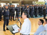 PREFEITO ENTREGA ARMAMENTO E AFIRMA QUE PLANO DE CARGOS E CARREIRAS COMPENSARÁ DEDICAÇÃO DO EFETIVO DA GUARDA