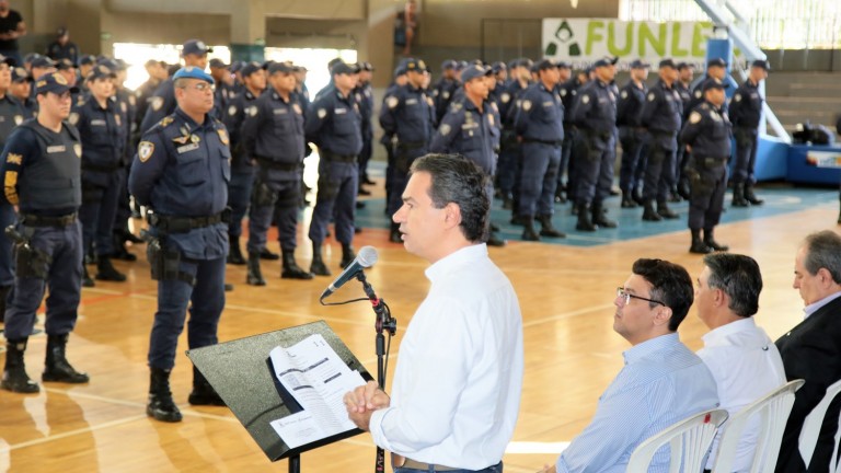 PREFEITO ENTREGA ARMAMENTO E AFIRMA QUE PLANO DE CARGOS E CARREIRAS COMPENSARÁ DEDICAÇÃO DO EFETIVO DA GUARDA