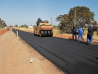 COMEÇA PAVIMENTAÇÃO DA PRIMEIRA ROTATÓRIA DO MACROANEL SETOR NORTE, NA MS-010