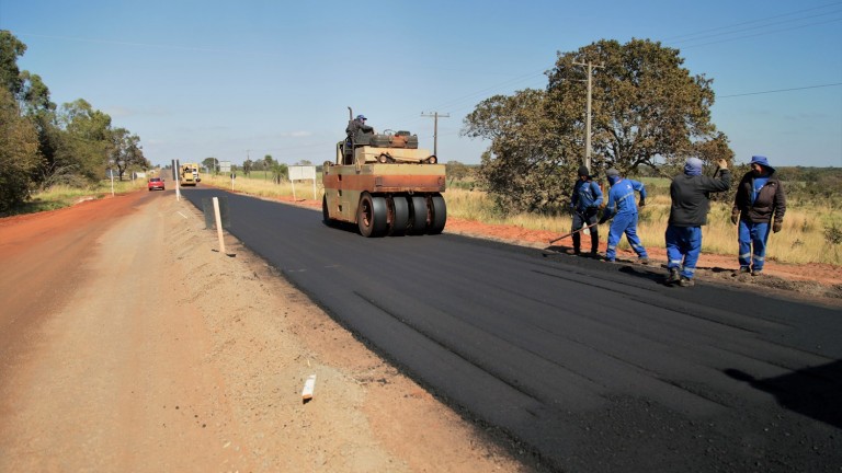 COMEÇA PAVIMENTAÇÃO DA PRIMEIRA ROTATÓRIA DO MACROANEL SETOR NORTE, NA MS-010