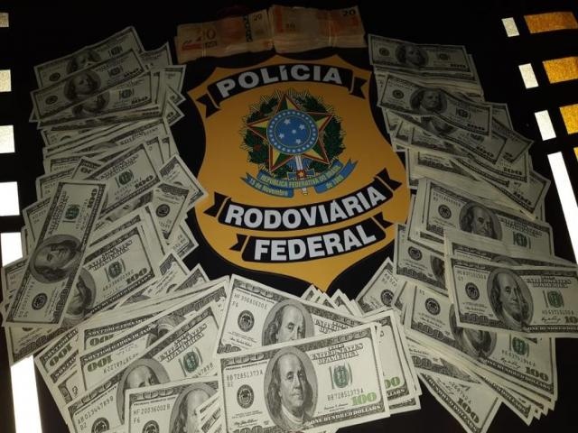 HOMEM É PRESO COM 22 MIL DÓLARES AMARRADOS NAS PERNAS