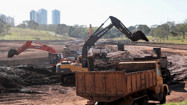 PREFEITURA MOBILIZA FORÇA-TAREFA PARA TERMINAR DESASSOREAMENTO DE LAGOS AINDA EM AGOSTO