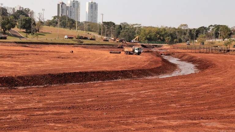 PREFEITURA ANTECIPA EM 60 DIAS CRONOGRAMA PARA DESASSOREAMENTO DOS LAGOS DO PARQUE DAS NAÇÕES