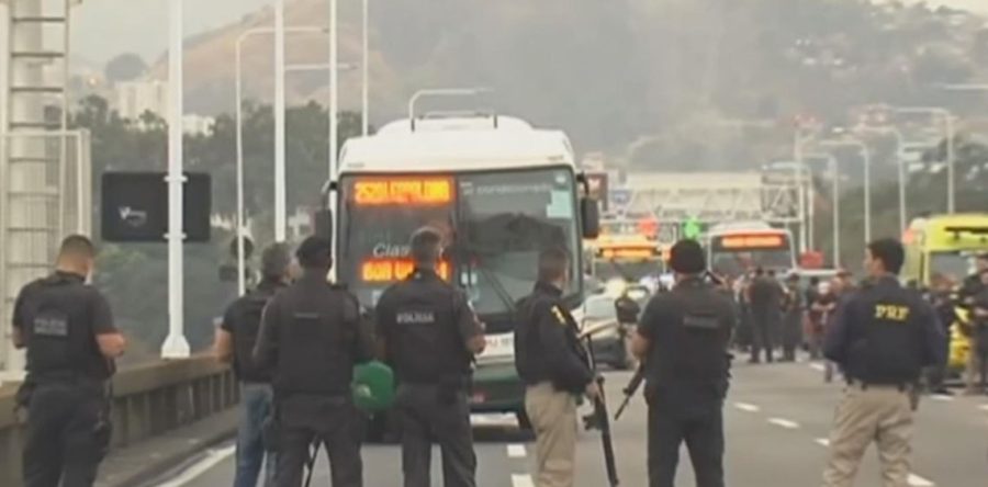 SEQUESTRADOR DE ÔNIBUS NO RIO É MORTO POR ATIRADORES DE ELITE DA PM