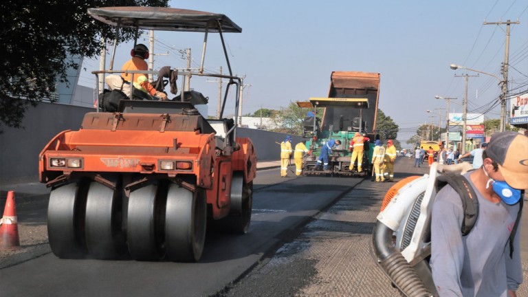 APÓS DRENAGEM, AVENIDA BANDEIRANTES COMEÇA A RECEBER ASFALTO NOVO