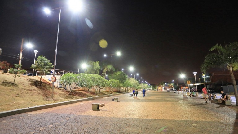 MAIS QUE ILUMINAÇÃO, ENTREGA DE LÂMPADAS DE LED DA ORLA LEVA SEGURANÇA AOS MORADORES
