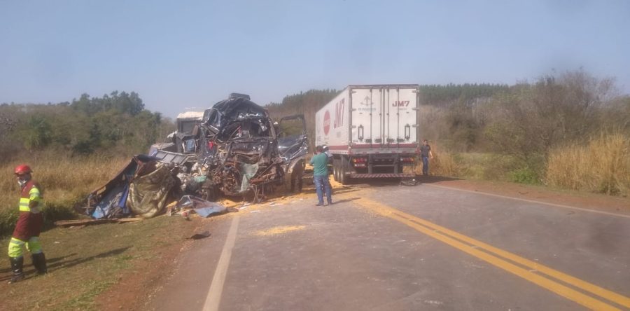 MOTORISTA MORRE EM COLISÃO ENTRE CARRETAS NA BR 163 SUL
