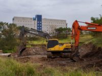 PREFEITURA RETIRA 4 MIL METROS CÚBICOS DE AREIA DO REVEILLON PARA PROTEGER LAGOS DO PARQUE DAS NAÇÕES