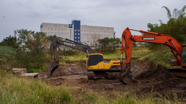 PREFEITURA RETIRA 4 MIL METROS CÚBICOS DE AREIA DO REVEILLON PARA PROTEGER LAGOS DO PARQUE DAS NAÇÕES